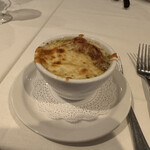 Hy's STEAKHOUSE - オニオンスープ(1人前を2人分に分けてもらってます)