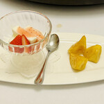 東天閣 - 故宮
      デザートプレート
      苺と杏仁豆腐･芋の飴炊き