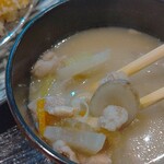 揚げもの処 かつひろ - 豚汁はまあまあ具沢山♪(笑)