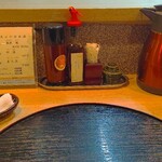 揚げもの処 かつひろ - カウンター上の調味料
