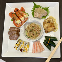 東天閣 神戸本店 - 故宮
                    前菜盛り合わせ
                    海老･蒸し鶏
                    叉焼･クラゲ･蛸の天ぷら
                    玉子寄せ･蟹･胡瓜の酢の物