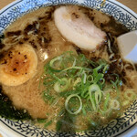 丸源ラーメン - 黒とんこつ。やはり味玉さんがどざえモン。