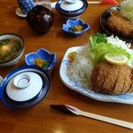 とんかつうえの‎ - ジャンボとんかつ（手前）とソースかつ