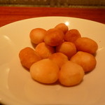 ザ・コモン・ワン・バー・キョウト - おつまみはマカダミアナッツ（コ－ティング）