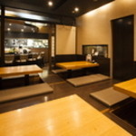 Koujiya - 天文館通の大人の隠れ家で過ごす、くつろぎのひととき      温かみがある店内は、シンプルな大人の空間。日常を忘れ、ゆったりと過ごせる雰囲気です。あまりの居心地のよさに、一度訪れればお気に入りの一軒になること請け合い。