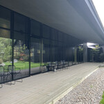 雲仙宮崎旅館 - 雨の日でもこの庭園を眺める事が出来る(中、外)