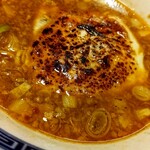 煮干そば 流。 - カレーなアブラ煮干そばにチーズ追いめしハーフ投入