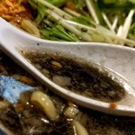 煮干そば 流。 - 烏賊れたベイビー（スープ拡大）