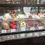 パティスリーヨシノリアサミ - ショーケースの中のケーキたち