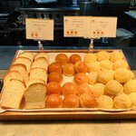 ノーザンテラスダイナー - ◎焼き立てパンは種類が豊富。
