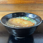 ごん兵衛 - 黒色な丼の縁より黄金色に
      煌めく白身魚のフライを臨む