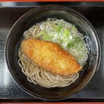 ごん兵衛 - 澄んだ昆布出汁の蕎麦汁で平臥する茹で置き蕎麦