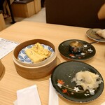 回し寿司 活 活美登利 - 蒸し器に入れられた卵焼き!何故か皿は冷たい!隣の鰻ソースで食べるのですが、僕には甘すぎる!