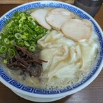 純とんこつ無双 - 結構、チャーシュー麺が食べられてますが、僕はワンタン麺大盛一択です。