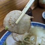 純とんこつ無双 - チャーシュー　厚さは薄めで脂身は殆どありません。