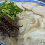 純とんこつ無双 - ワンタン麺拡大写真