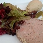 俺のフレンチ・イタリアン - 田舎風パテと白レバームース（７８０円）。