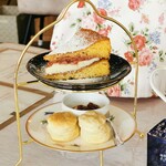 紅茶専門店 Tea Room Wisteria - ヴィクトリアンサンドウィッチ(上段)、スコーン(下段)