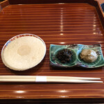 日本料理 弥のまる - ミルク煎餅　昆布とブラウンマッシュルームをムースにしたもの　煎餅はお代わりし放題