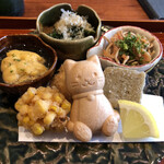 日本料理 弥のまる - 八寸　とうもろこしの岩石揚げ　ウニとモズクとかねこちゃんはアメリカンチェリーを白和えにしたものが中身でした。可愛い