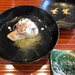 日本料理 弥のまる - いとよりだいと糸うりのお吸い物　魚の模様が美しい。これはかなり薄い優しい味。