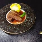 宮島温泉 滝の荘 - 牛のステーキ、そのままだと脂っこい感じだけど、大根おろし、わさびと食べるとめちゃくちゃ美味しかったー。写真は一切れ食べたあと<⁠(⁠￣⁠︶⁠￣⁠)⁠>