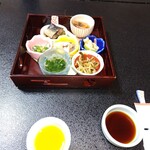 宮島温泉 滝の荘 - 前菜盛り合わせ。ネバネバ成分多め、薄味です