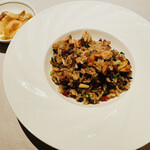 中国飯店 富麗華 - ランチコースの十穀米チャーハン。少し辛みあり