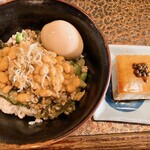 タイニーカフェ - 納豆丼煮卵付き・冷奴