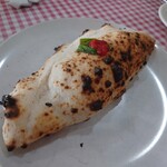 グンゲピッツァ - カルツォーネ(イタリアンピッツァ)［チーズ トマトソース ベーコン 生卵 ニンニク］