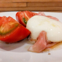 セミーナ - 自家製モッツァレラ、新十津川トマト、生ハム、興部の牛乳