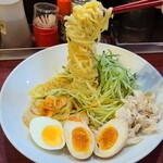 Gomenya - 呉冷麺【並盛】(税込850円)+煮玉子トッピング(税込150円)でお会計は1,000円也
                モチモチとした平打ち麺、ちょい辛な甘酸っぱいタレ
                ちょい辛なのにアッサリとした冷麺は夏バテ予防にピッタリ