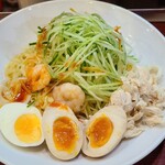 Gomenya - 呉冷麺【並盛】(税込850円)+煮玉子トッピング(税込150円)
                麺の上には、千切り胡瓜、茹で玉子半玉、ちぎり蒸し鶏、ワンタン(1つ)、蒸し海老(2つ)
                更に追加トッピングの煮玉子