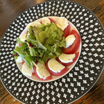 トラットリア ナトゥーラ - 料理写真:トマトと水牛のモッツァレラサラダ1320円