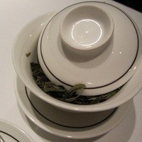 四川豆花飯荘 東京店 - 茶碗の蓋をずらして、中のお茶を頂きます