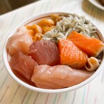 ホテルサンバレー伊豆長岡 - サーモンやマグロなど好きなネタをのせて海鮮丼が作れる「勝手丼」