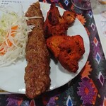 インド・ネパール料理 Atithi - セットのチキンティッカとシークカバブがいっしょに熱々鉄板じゃないから火傷の心配はない