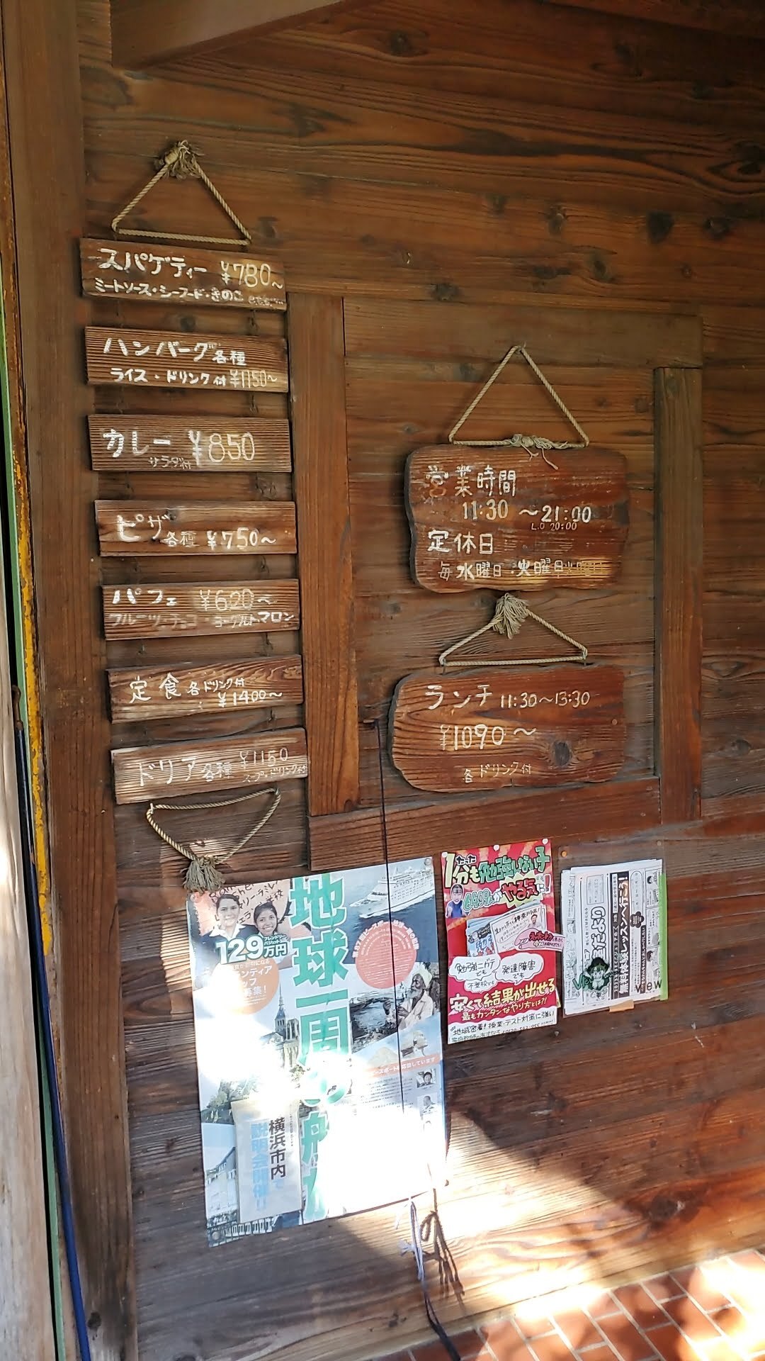 山小屋ページ 雰囲気まで伝わる立体的な間取りイラストをオールカラーで完全収録