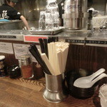 店内はカウンターのみな感じ