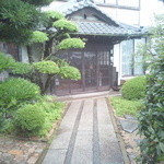 古さを感じさせない荘厳な面持ちと、しっとりと上品で高級感が漂う料亭的な店構え