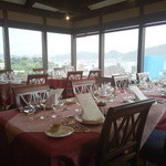 日和庵 - 木目を基調とした暖色系のやわらかな空間。
      窓の開口が広くとられており、開放的な視覚。