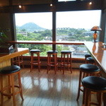 日和庵 - カウンターと、外向いのカウンターのみの座席構成。