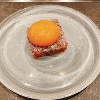 東京焼肉いのうえ 銀座店 - 瞬間燻製ユッケ