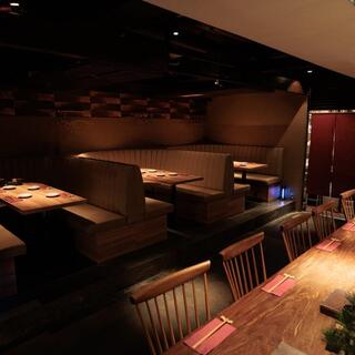 臨場感たっぷりに職人の業を愉しむ「大人の隠れ家のような空間」