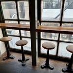 THE BURGER STAND FELLOWS - 窓際カウンター席はペット同伴可。