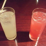 Ginza Asuta - 左：レモンのお酒　やたがらす吉野物語。　右：イチゴとブルーベリーのお酒　やたがらす吉野物語。　両方とも炭酸割り