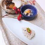 八べえ - うなぎざんまいコースの八寸（鰻の湯引き、うな肝の酢の物、鰻兜の煮じめ）、うなぎざんまいコースで提供の一品