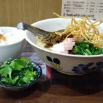 Siam - タイカレーラーメン(グリーンカレースープ)肉ダブル大、ライス小、トッピングのパクチー