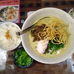 Siam - タイカレーラーメン(グリーンカレースープ)肉ダブル大、ライス小、トッピングのパクチー