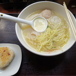 麺屋海神 - 麺はストレート細麺